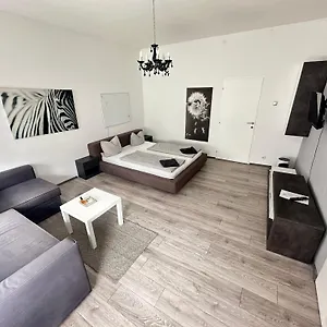 Hauptbahnhof Apartman