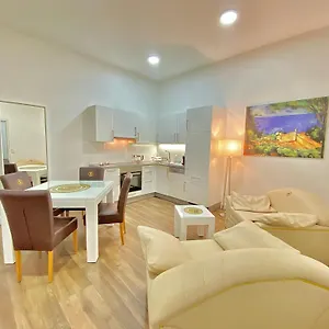 דירה Steiner Residences Augarten, וינה